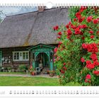 Kalenderseite August mit einem Fachwerkhaus, Reetdach, grüner Tür und roten Blumen im Vordergrund.