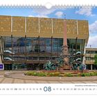 Kalendarium mit Datum August. Text: "Gewandhaus mit Mendebrunnen auf dem Augustusplatz." Moderner Bau mit Brunnen und Skulpturen.
