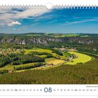 Weitblick auf die Bastei in Kurort Rathen. Ein Kalenderblatt für August zeigt eine grüne Landschaft mit Hügeln und Fluss.