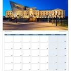 Kalender August. Wochenstart: Montag. Bild: Modernes Gebäude vor historischem, beleuchtet, abends.