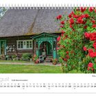 „August“, „15.08. Mariä Himmelfahrt“, „Burg, Erste Kolonie“. Ein Fachwerkhaus mit reichem Blumenschmuck und roter Rosenhecke.