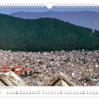 Text: „Im Becken von Kathmandu leben 3 bis 4 Millionen Menschen. Juli.“ Bild: Dicht bebaute Stadt vor bewaldetem Hügel.