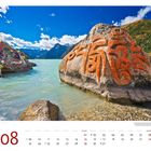 Kalenderseite "08". Bunte Felsen an türkisfarbenem See mit Bergen im Hintergrund.