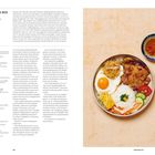 „Gebrochener Reis – Cơm Tấm“. Links Zutaten und Rezept für 4 Personen. Rechts ein Teller mit Reis, Fleisch, Ei und Gemüse.