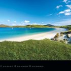 Traigh a Bhaigh, Vatersay. Kalenderblatt Juli 2027. 

Eine malerische Strandlandschaft unter blauem Himmel.