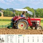 INTERNATIONAL 553, August 2027, Kalender, roter Traktor auf einem Feld, Mann am Steuer, grüne Landschaft im Hintergrund.