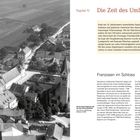 Kapitel IV, Die Zeit des Umbruchs. Luftaufnahme eines landwirtschaftlichen Dorfes mit einer Schlossanlage und Feldern.