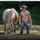 Text: "Grooms 08". Ein muskulöser Mann mit Cowboyhut und Tattoos steht in einem Fluss, ein Pferd und ein Hund sind bei ihm.