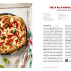 „Pizza alla napoletana“, Rezept für drei Bleche; Zutaten und Zubereitung beschrieben. Links eine gebackene Pizza.