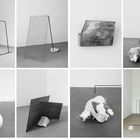 Links oben geometrische Skulpturen. Unten mittig abstrakte Formen mit Stein. Unten links runde Kugel.