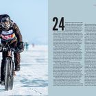 Links: Person mit Helm und Brille auf Fahrrad im Schnee. Rechts: Text über sibirische Winterbedingungen.