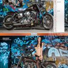 Ein Kalenderblatt für August zeigt ein Motorrad vor bunter Graffiti, daneben steht eine leicht bekleidete Frau.