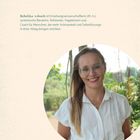 Text: "Vita. Rebekka Asbach ist Erziehungswissenschaftlerin (M. A.), systemische Beraterin, Referentin, Yogalehrerin und Coach." Es gibt ein Foto einer Frau mit Brille und langem Haar vor einem grünen, natürlichen Hintergrund.