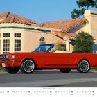 Text unten: August-Kalender. Roter Oldtimer-Cabrio vor einem Haus mit rotem Ziegeldach.