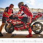 Auf einem Rennmotorrad sind Lenovo, NetApp und Ducati Logos zu sehen. Ein Fahrer spricht mit einem Mechaniker. Unten steht "AUGUST".