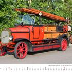 "FREIW. FEUERWEHR AALEN" steht auf einem historischen roten Feuerwehrauto, umgeben von Bäumen. Kalender: Januar.