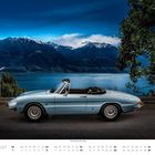 Text unten: "AUGUST" und Kalendertage. Ein blauer Cabrio vor malerischem Seepanorama mit Bergen und Fernglas.