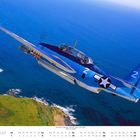 Text "August" oben links; Kalender von 1-31 unten; blaues Flugzeug mit weißen Markierungen über Meer.