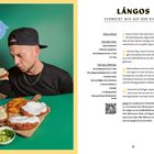 Lángos - Schmeckt wie auf der Kirmes. Rezept und Tipps mit Zutaten wie Dinkelmehl und Quark.  
Person mit Basecap hält Lángos.
