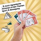 „… & nutzt dynamische Aktionen zu den Themen Sport & Bewegung.“ Eine Hand hält bunte Spielkarten vor grafischem Hintergrund.