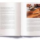 Links: „PLATINA, author of *De honesta voluptate et valetudine* (On Honest Indulgence and Good Health)...“ Rechts: Bild von Händen, die Flüssigkeit auf Brot gießen.