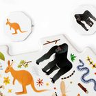 Illustration mit Tieren: Känguru und Gorilla auf achteckigen Papptafeln, ein Puzzle mit weiteren Tieren und Pflanzen.