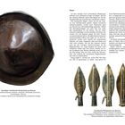 Gewölbter urartäischer Rundschild aus Bronze. Urartäische Pfeilspitzen aus Bronze. Texte über Bögen und Pfeilspitzen.