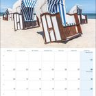 Kalenderseite für August 2027. Strandkörbe am Sandstrand mit blau-weiß gestreiften Verdeck. Feiertage: Nationalfeiertag (CH).