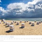 Text: "AUGUST 2027 | KÜSTENLAND Meer erleben". Strandkörbe am Sandstrand unter dramatisch bewölktem Himmel.