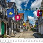"8 2027 Hückeswagen - Hauptstraße in der historischen Altstadt mit Blick zur Pauluskirche." Kopfsteinpflasterstraße mit bunten Wimpeln.