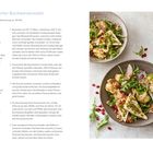 "Orientalischer Buchweizensalat für 2 Portionen, ca. 30 Min." Zutaten: u.a. Blumenkohl, Granatapfel. Zwei Schüssel mit Salat.