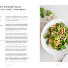"Asia-Chicken-Salat mit Quinoa und Chinakohl" ist das Rezept. Zutatenliste und Anweisungen links. Foto eines Salats rechts.