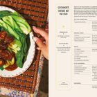 "GESCHMORTE SHIITAKE MIT PAK CHOI", Rezept neben Bild von Pilzen und grünem Gemüse auf Teller, Hand hält den Teller.