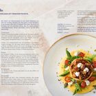 Rezept für "Ragù d'agnello" mit Zutatenliste, Zubereitung und einem Tipp. Rechts ein Teller mit Polenta, Lammragout, Spargel.