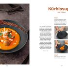 "Kürbissuppe mit Pilzen. Schritt 1 bis 4: Anleitung zur Zubereitung und Dekoration. Linke Seite: Foto eines dekorierten Tellers."