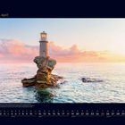 04 April. Kalenderansicht mit Bild eines Leuchtturms auf einem Felsen im Meer bei Sonnenuntergang.