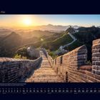 05 Mai. Große Mauer bei Sonnenuntergang, geschwungene Struktur über bewaldeten Hügeln. Kalenderdarstellung.