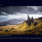 05 Mai. Kalenderbild mit bergiger Landschaft, dramatische Wolken und felsige Formationen, umgeben von grünem Grasland.