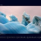"O3 März", darunter Kalender mit März-Daten. Fotografierte blaue Eisformationen gegen einen rosa Himmel.