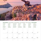 November-Kalenderseite. Oben einsamer Baum auf Felsen bei Sonnenuntergang, mit einer ruhigen Meeresbucht im Hintergrund.