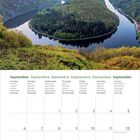 Kalender für September 2027 in sechs Sprachen. Oben eine malerische Flusslandschaft mit grün bewaldeten Hügeln bei Sonnenaufgang.