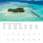 Kalenderblatt Juni in mehreren Sprachen. Oben tropische Insel, umgeben von türkisfarbenem Wasser und blauem Himmel.