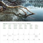 Kalender für Februar 2027. Oben verschneite Landschaft mit Bäumen am Seeufer.