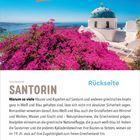 17. Mai, Montag, Pfingstmontag. Santorin, Griechenland. Weiß-blaue Häuser und Kapellen. Pinke Bougainvillea, blauer Himmel.