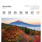 November, KW 47, 2027; 22-28, Montag bis Sonntag. Fuji, Japan. Herbstlandschaft mit bunten Bäumen und schneebedecktem Berg.