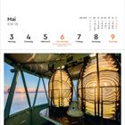 Mai KW 18, Montag 3 bis Sonntag 9. Christi Himmelfahrt am 6. Bild zeigt einen Leuchtturm mit großen Glaslinsen und Meerblick.