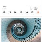 April 2027, Kalenderwoche 15, Montag der 12. bis Sonntag der 18. Foto: spiralförmige Treppe im Leuchtturm.