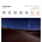 Dezember KW 51 Kalender. Komet Neowise über einer Dünenlandschaft unter klarem Sternenhimmel.