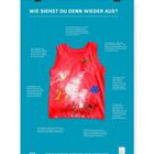 "WIE SIEHST DU DENN WIEDER AUS?" Oben, Text erklärt Flecken auf rotem Shirt: Kreide, Saft, Malerei. Hintergrund in Blau.