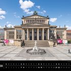 Kalender zeigt Berlin, August. Großes neoklassisches Gebäude mit Säulen, Konzerthaus Berlin. Menschen spazieren.
